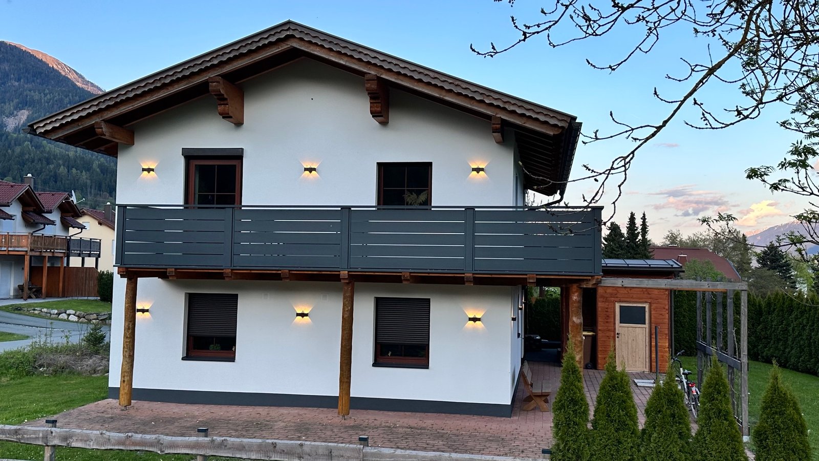 Luxe chalet woonkamer met grote ramen en uitzicht op bergen