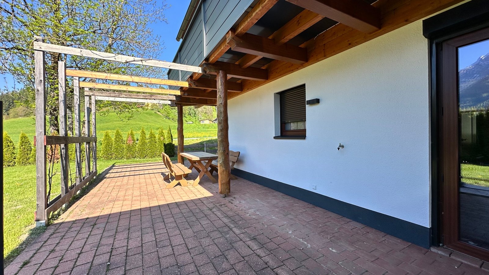 Terras met uitzicht op berglandschap